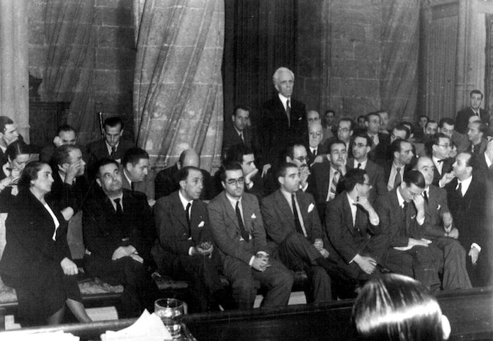 Obertura de les Corts espanyoles a la Llotja, 1/10/1937. En primera fila, a l'esquerra, La Pasionaria; dempeus, parlant, Portela Valladares | Luis Vidal | Arxiu Gràfic ABC