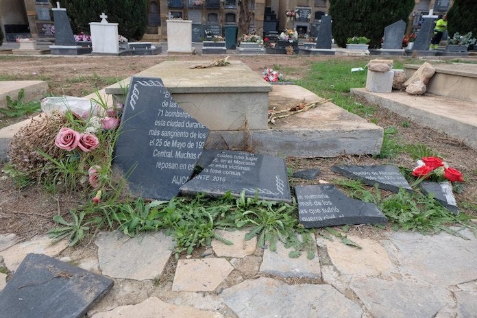Rebenten la placa que recorda els morts del bombardeig feixista al Mercat Central d'Alacant el 1938