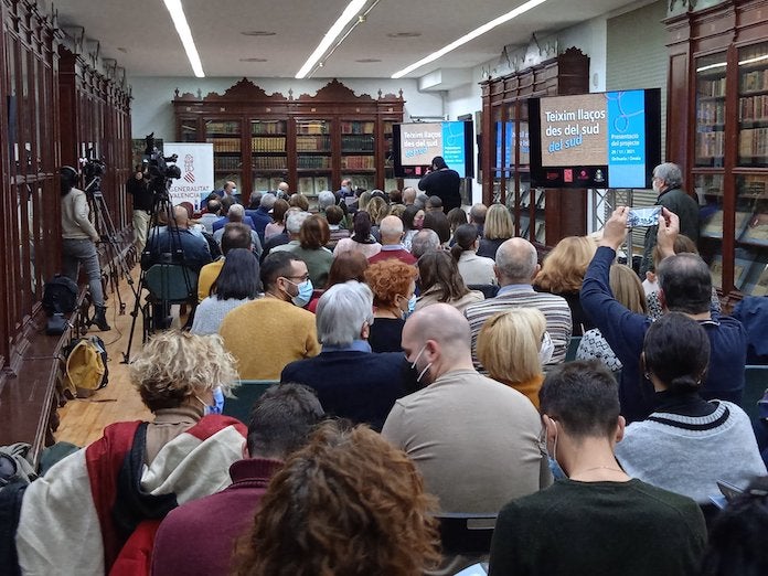 Presentació de «Teixint llaços des del sud del sud» a la Biblioteca Fernando de Loazes d'Oriola | El Tempir | Twitter