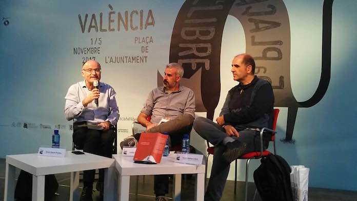 Vicent Beltran i Carles Segura en la presentació a la 5a Plaça del Llibre de València, amb Vicent Garcia-Perales | PUV