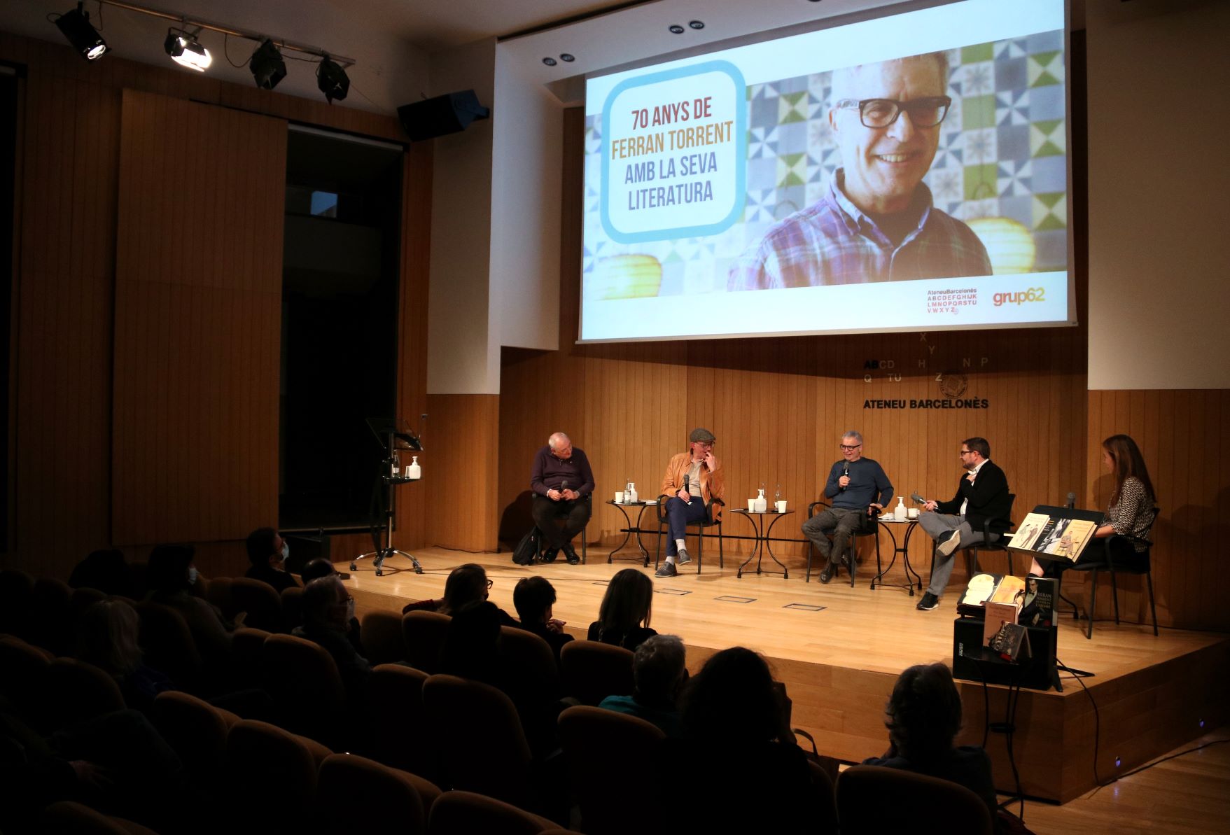Ferrant Torrent celebra els 70 anys a l'Ateneu Barcelonès rodejat d'escriptors i amics 