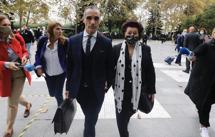 Consuelo Ciscar acompanyada del seu advocat a l'entrada dels jutjats | Rober Solsona | EP