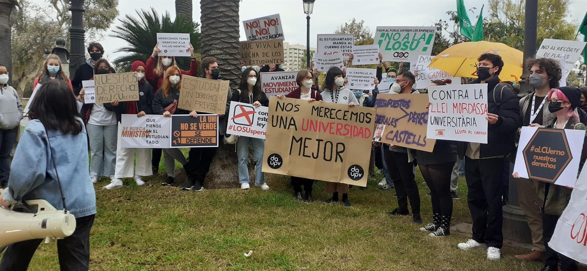Estudiants protesten a València contra les «regressives» reformes universitàries