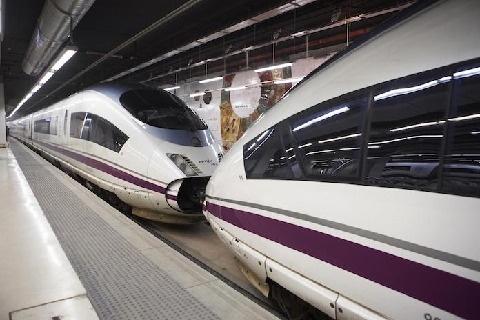 Renfe ofereix milers de places d'AVE addicionals per al pont alhora que continuen els retards i les cancel·lacions en Rodalia