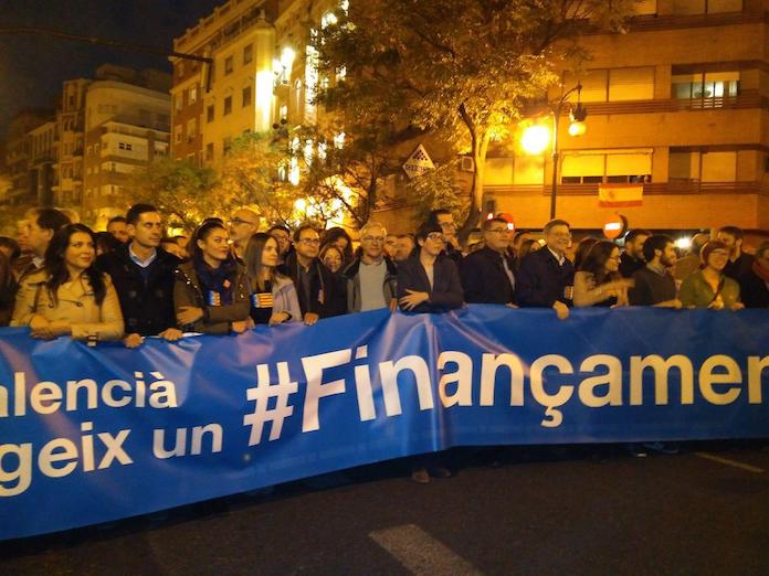 Milers de persones es van manifestar el 2017 en favor d'un finançament just per al País Valencià  | DLV