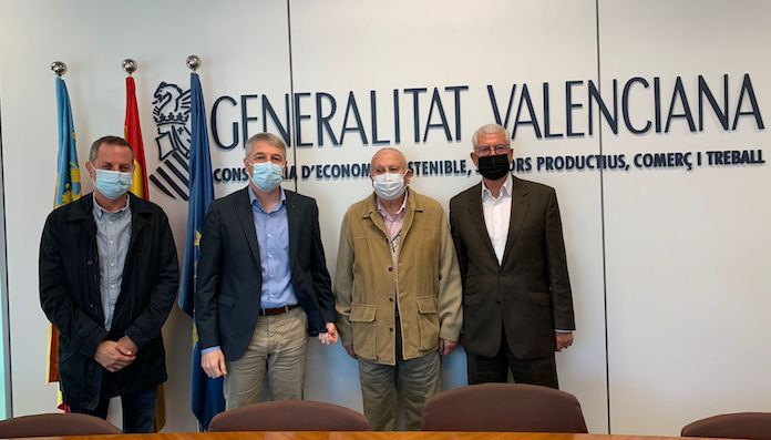 Julio Huerta (Fundació Horta Sud), David González (Direcció General d’Estadística), Josep Ferrís (Fundació Horta Sud) i Paco Pons (Fòrum Empresarial de l’Horta Sud)