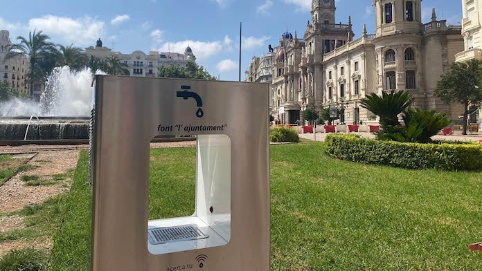 Font d'aigua filtrada i refrigerada a la plaça de l'Ajuntament