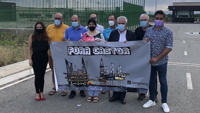 Representants de Compromís i de la Plataforma del Sénia davant de les instal·lacions terrestres del projecte Castor el passat 16 de juliol