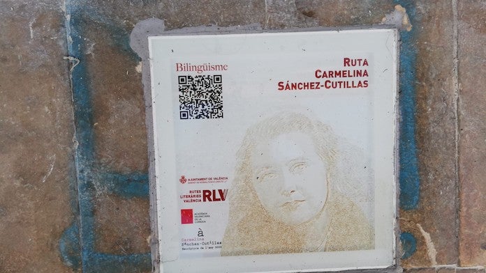 Una de les plaques encapsulades en alumini situada a la vorera del carrer de l'Arquebisbe Mayoral