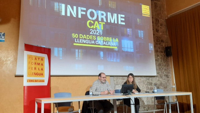 El president de Plataforma per la Llengua, Òscar Escuder, i la directora, Neus Mestres, en la presentació de l'Informe CAT 2021