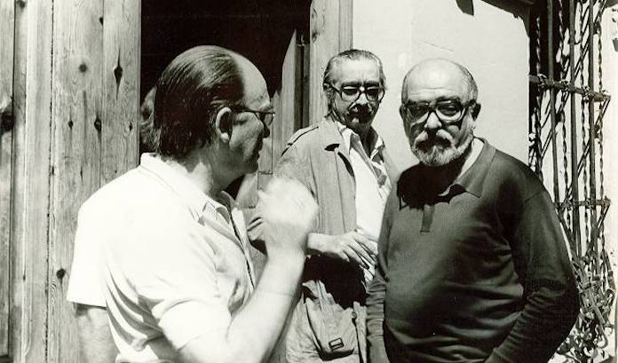 Vicent Ventura (dreta) amb Estellés (esquerra) i Fuster a la porta de la casa d'aquest últim després de l'atemptat del 12 de setembre del 1981