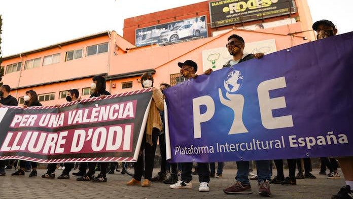 Veïns de Benicalap i col·lectius de València es van concentrat sota el lema «Benicalap lliure de racisme» | Jorge Gil | EP