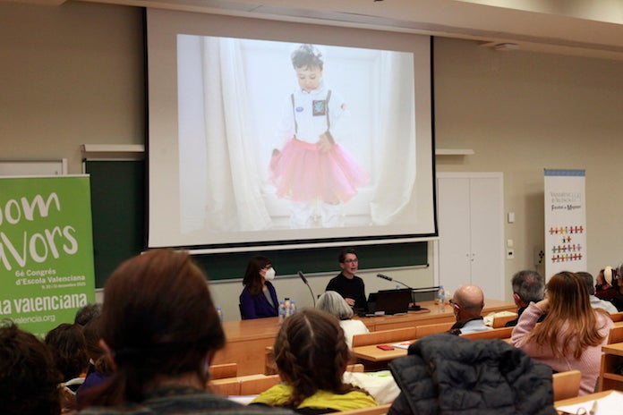 Bel Olid: «El no binarisme fa lloc perquè les persones binàries se sentin més còmodes»