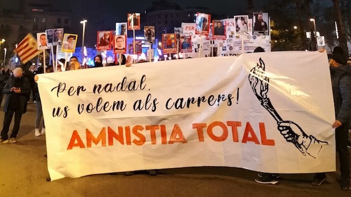 Marxa de torxes a Barcelona per reivindicar l'amnistia total i la fi de les lleis repressives |Twitter Llibertat Pablo Hasél