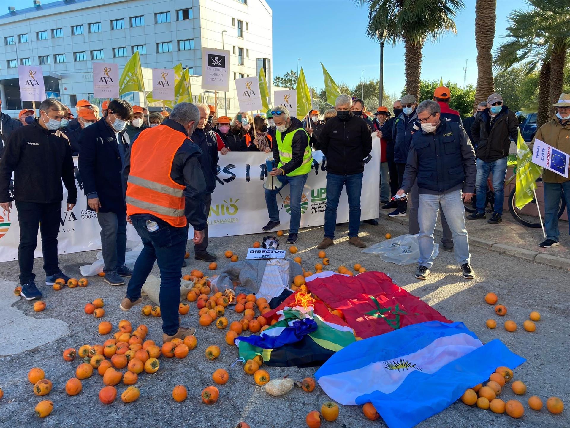 Una marxa de tractors protesta per «l'escalada històrica de costos» en l'agricultura