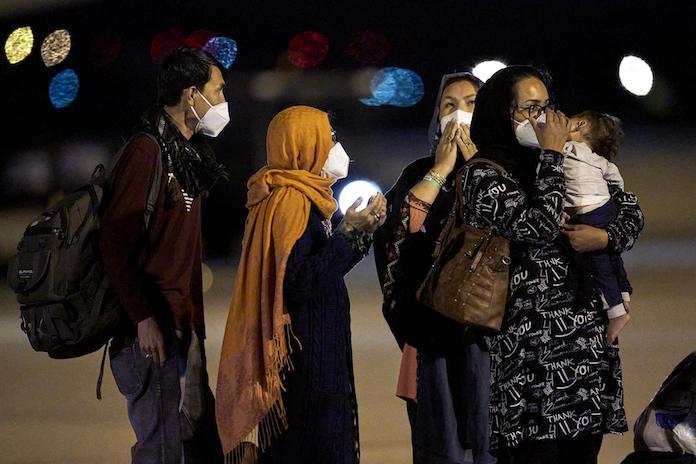 Diversos afganesos arriben a la Base Aèria de Torrejón de Ardoz  |  A. Pérez Meca | EP