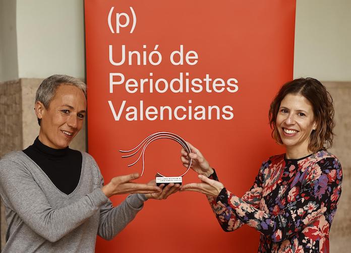 La fotoperiodista Mireia Comas i la presidenta de la Unió de Periodistes, Noa de la Torre | Rober Solsona | EP