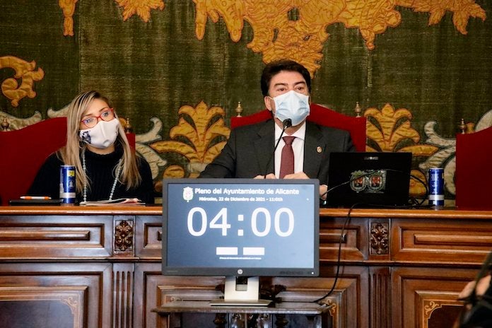 L'alcalde d'Alacant, Luis Barcala, al ple de l'Ajuntament