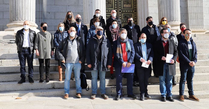 Representants de diverses entitats en defensa de les llengües cooficials a l’exterior del Congrés dels Diputats el passat 9 de març