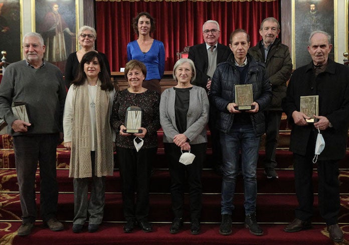 Els premiats, la vicerectora Isabel Vázquez, i els autors de les «laudatio»