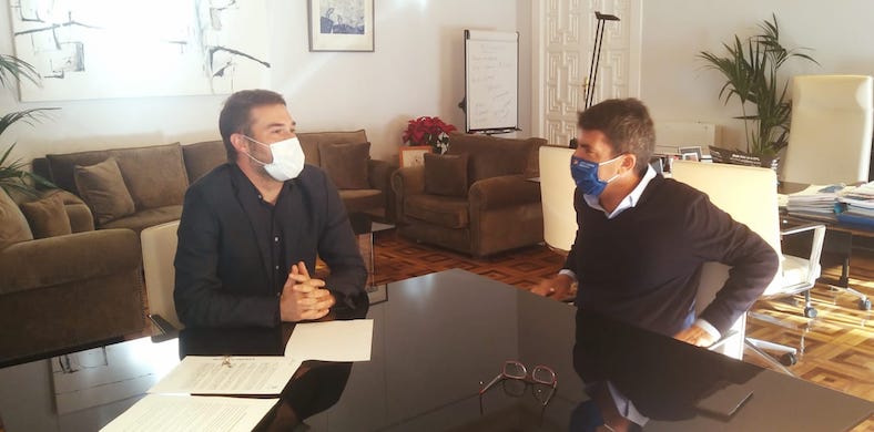 El portaveu de Compromís a la Diputació d'Alacant, Gerard Fullana, i el president de l'institució, Carlos Mazón