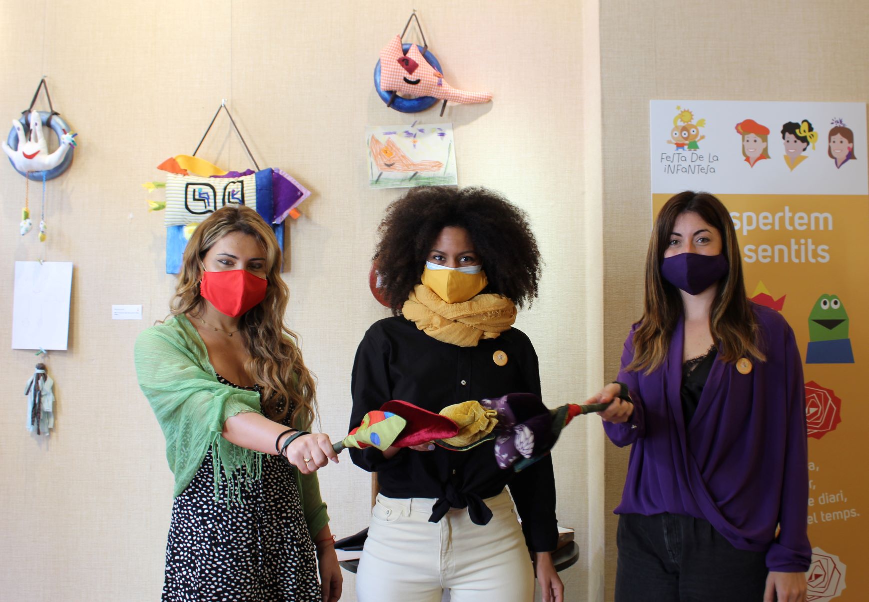 Les Magues de Gener 2022, d'esquerra a dreta, Daniela Requena (Llibertat), Sénia Mulayali (Fraternitat-Sororitat) i Lucia Beamud (Igualtat)