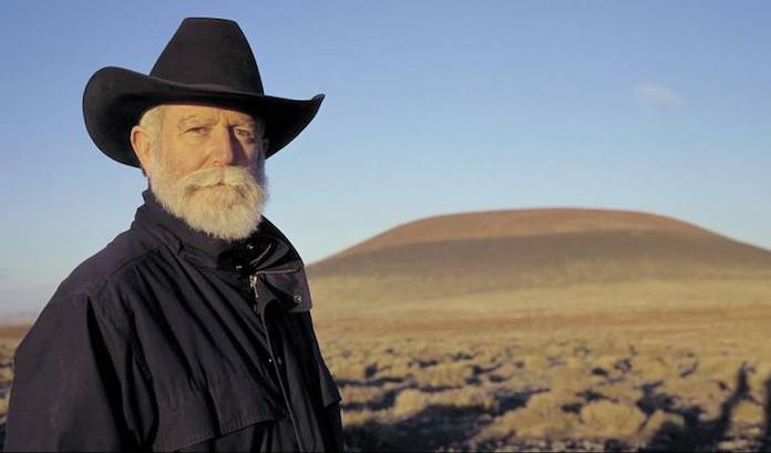 James Turrell davant de «Roden Crater»