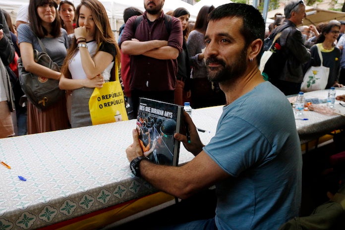 El periodista Jordi Borràs presentant el seu llibre «Dies que duraran anys» | Pere Francesch | ACN