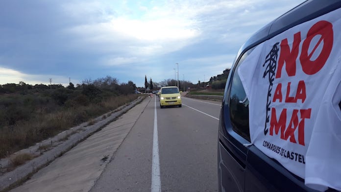 Una caravana contra la MAT a les comarques del nord circula d'Atzeneta del Maestrat a Castelló de la Plana 