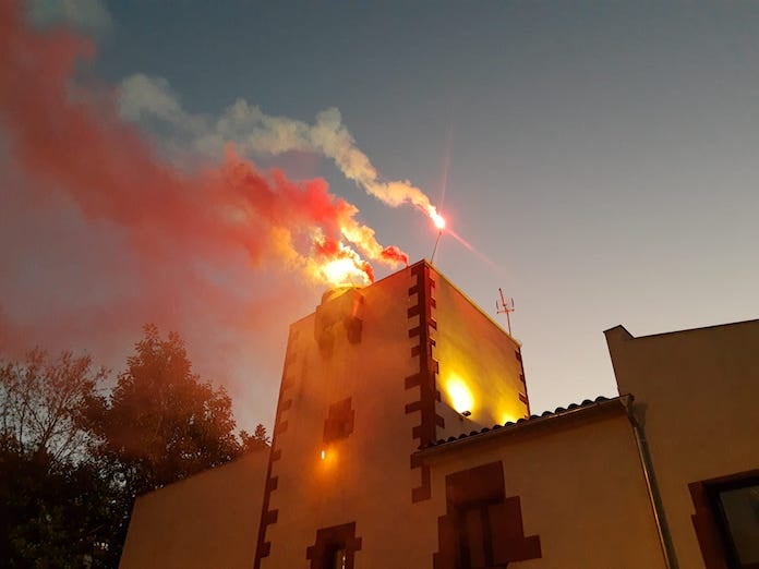 Nou torres del País Valencià, Catalunya i Aragó encenen focs a favor dels drets humans
