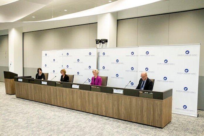 Emer Cooke, directora executiva de l'EMA, Sabine Straus, presidenta del Comitè d'Avaluació de Riscos de Farmacovigilància i, Peter Arlett, cap d'anàlisi, a Amsterdam