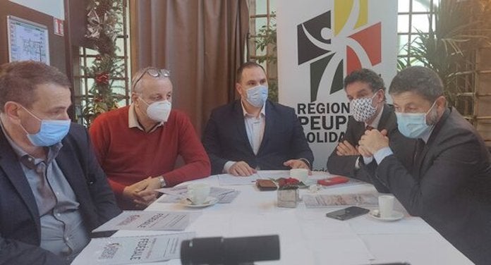 Membres de la federació de partits Regions i Pobles Solidaris (R&PS) presenten a París el seu manifest per a les eleccions presidencials de França