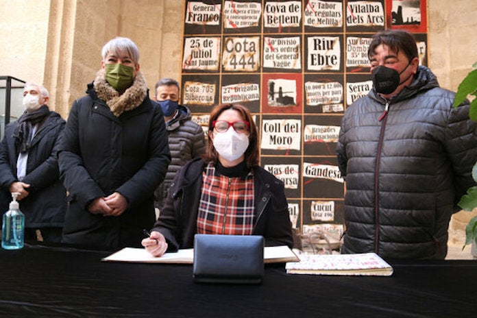 La consellera de Qualitat Democràtica de la Generalitat Valenciana, Rosa Pérez, signa el llibre d'honor de l'ajuntament de Corbera d'Ebre, acompanyada de la consellera de Justícia catalana, Lourdes Ciuró | Anna Ferràs | ACN