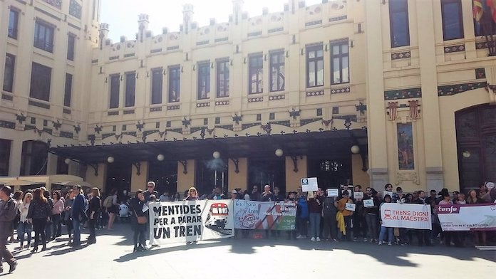 Convoquen una protesta pel «mal servei» dels trens de Rodalia al País Valencià