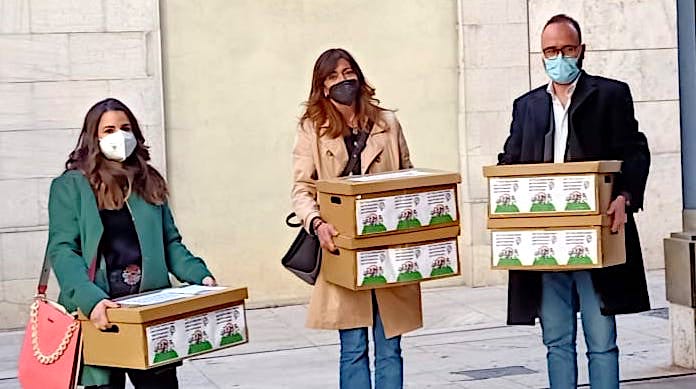 Maria Pérez, Elo Chamorro i Josep Barberà arriben a les Corts amb les caixes de les signatures