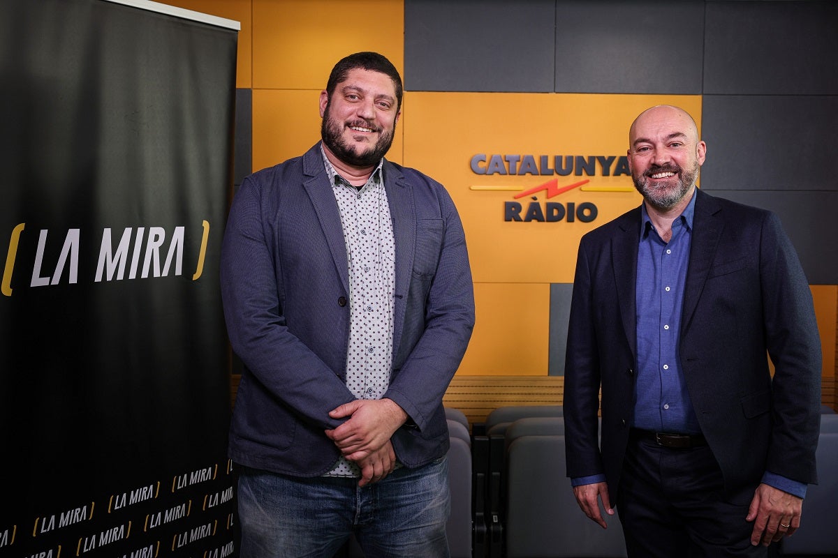 L’editor del magazín LA MIRA, Joan Camp, i el director de Catalunya Ràdio, Saül Gordillo