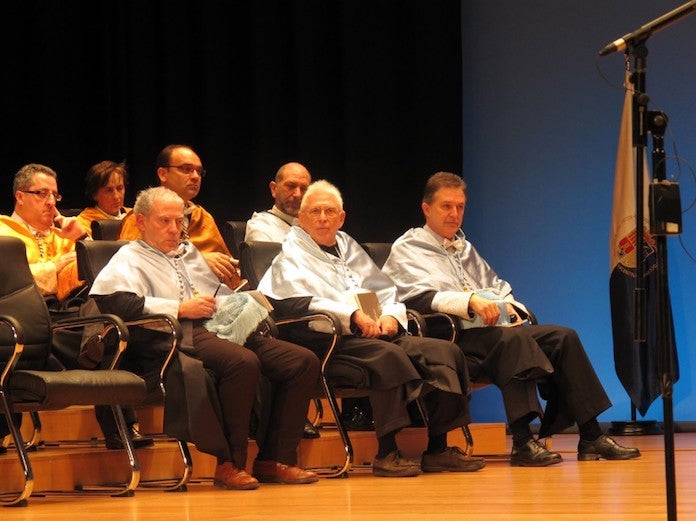 Tal dia com hui del 2011 Raimon va ser investit Doctor Honoris Causa per la Universitat d’Alacant