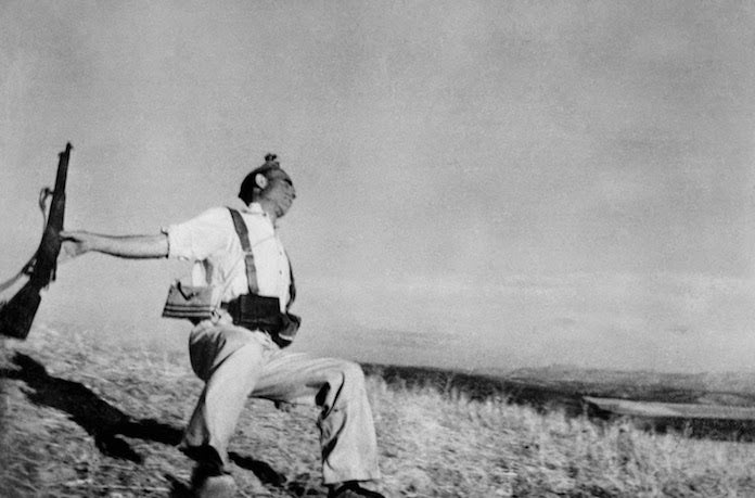 Robert Capa, «Mort d'un milicià», 1936