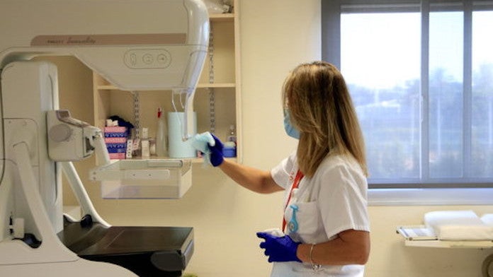Una sanitària desinfecta un mamògraf abans d'utilitzar-lo de nou per al cribratge o programa de detecció precoç del càncer de mama | Laura Fíguls | ACN