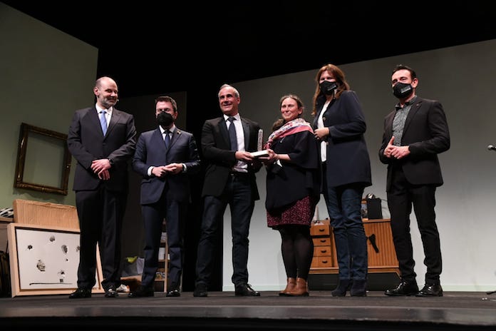 Mateu Pons, president de l'Associació Arrels, i Laura Bertran, periodista de Ràdio Arrels, reben el premi Martí Gasull i Roig  |  Plataforma per la Llengua