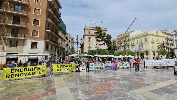 Convoquen protestes en municipis afectats per projectes de macroplantes solars i eòliques