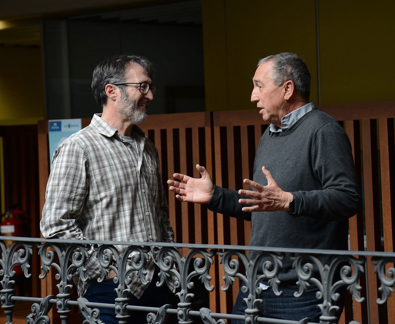 El secretari d'ACPV, Toni Gisbert, amb el diputat Joan Baldoví