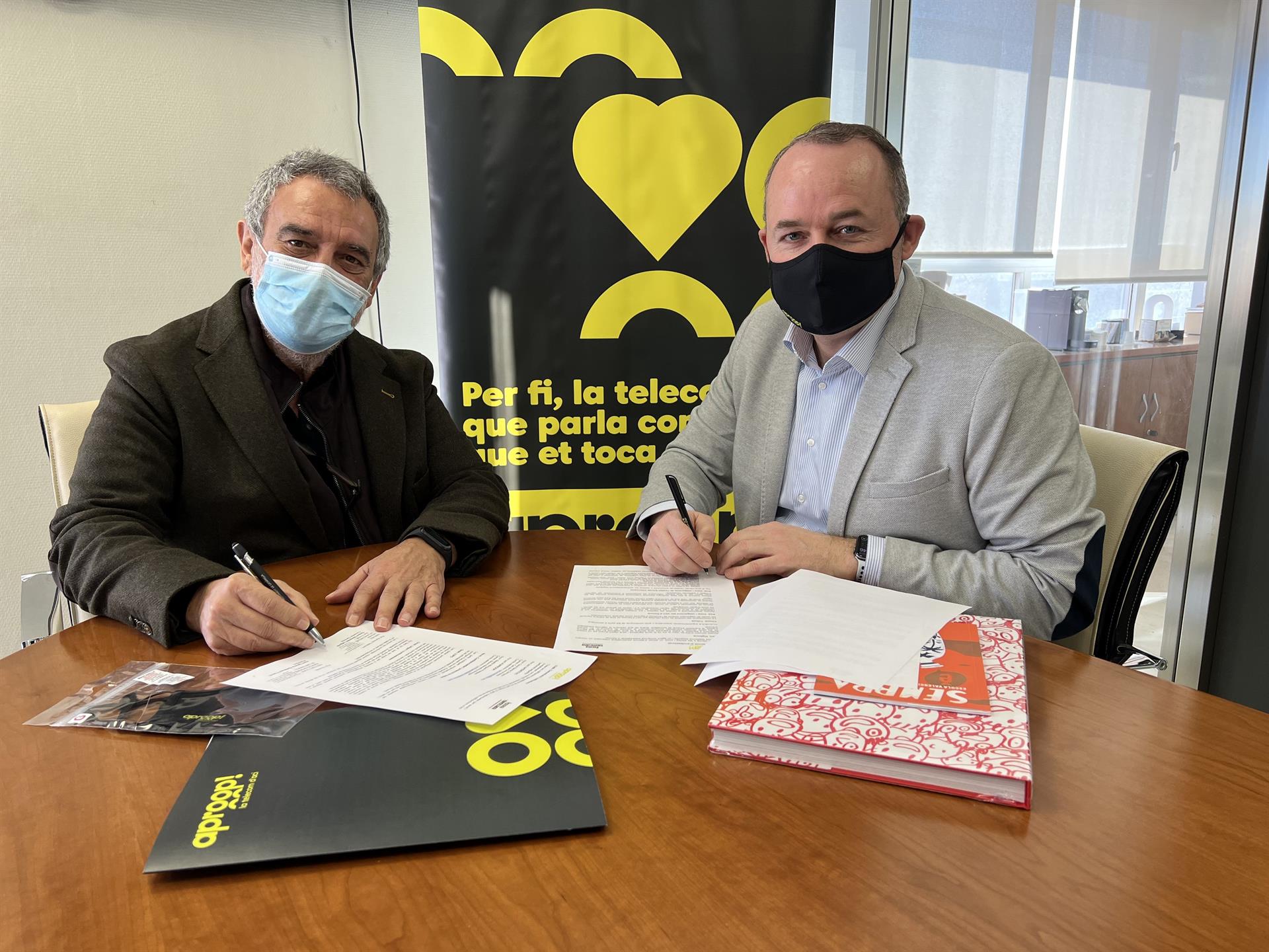 Escola Valenciana i aproop! telecom signen un acord per a promoure conjuntament l'ús del valencià