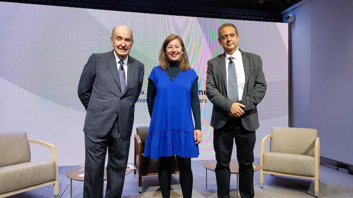 La presidenta del govern balear, Francina Armengol, junt amb el ponent de la Constitució Miquel Roca i el periodista Enric Sierra | EP