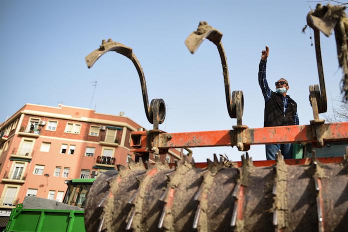 Un agricultor participa en una tractorada convocada pels carrers de València | Jorge Gil | EP