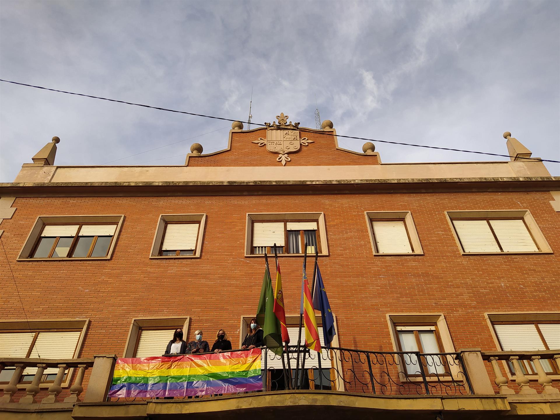 La bandera LGTBI, penjada a l'Ajuntament de Bétera després de fer-se pública l'agressió homòfoba