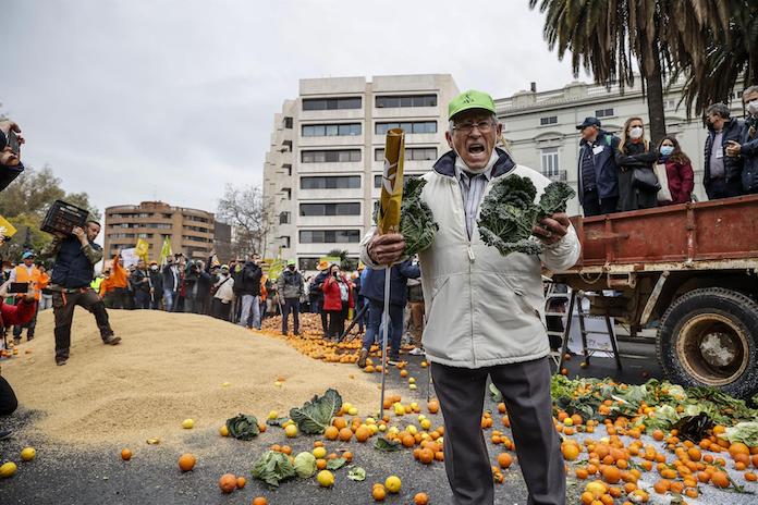 Agricultors tiren productes a la plaça del Temple | Rober Solsona | EP