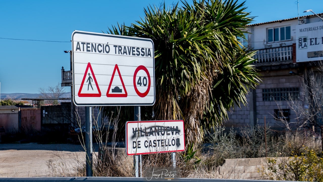 Cartell en castellà a l'entrada del poble