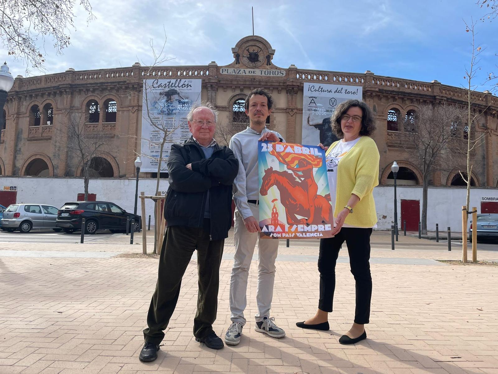 Presentació del 25 d'abril del 2022, que se celebrarà el 7 de maig a Castelló de la Plana. A l'esquerra, l'expresident d'Acció Cultural, Joan Francesc Mira. Al centre, el regidor Francesc Mezquita i a la dreta la presidenta actual de l'entitat, Anna Olive