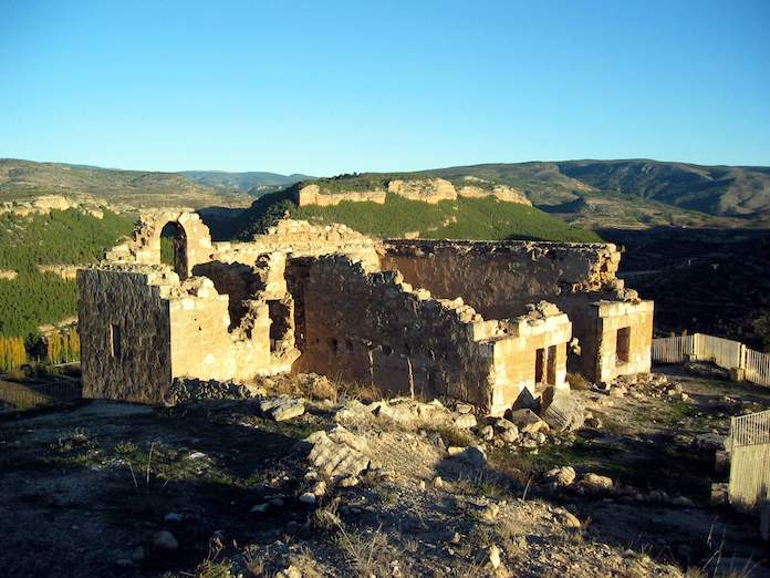 Ruïnes de l'ermita de Santa Bàrbara al castell d'Ademús | Viquipèdia